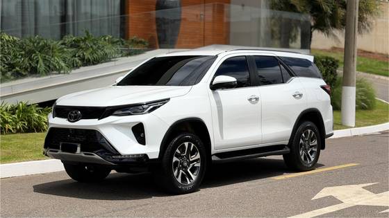 TOYOTA HILUX SW4 2.8 D-4D TURBO DIESEL SRX PLATINUM 7L 4X4 AUTOMÁTICO